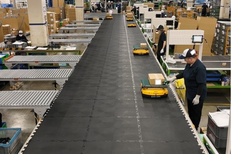 自動搬入ロボットを導入しました